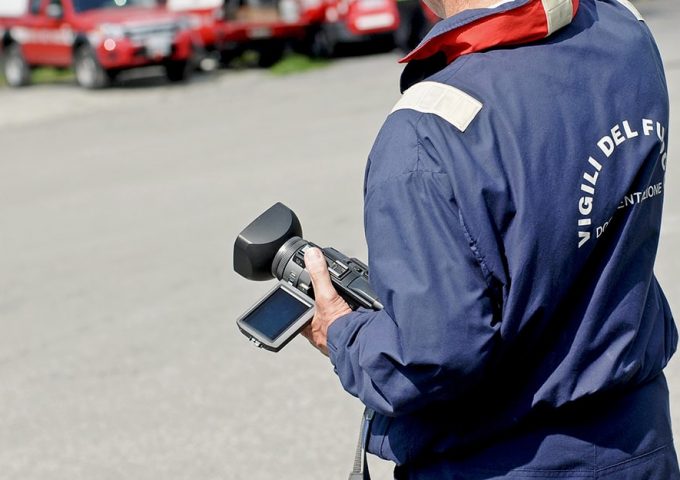 Un pompiere addetto alla documentazione mentre lavora con la videocamera in mano