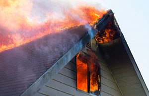 Il tetto e il sottotetto di una casa avvolti dalle fiamme