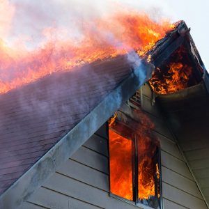 Il tetto e il sottotetto di una casa avvolti dalle fiamme