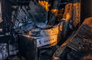 I resti della cucina di un'abitazione completamente arsa dalle fiamme