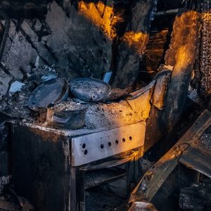 I resti della cucina di un'abitazione completamente arsa dalle fiamme