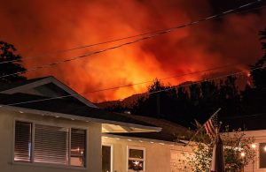 Incendio notturno in un sobborgo americano