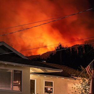 Incendio notturno in un sobborgo americano