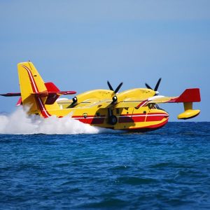 Un canadair mentre si rifornisce volando sul pelo dell'acqua