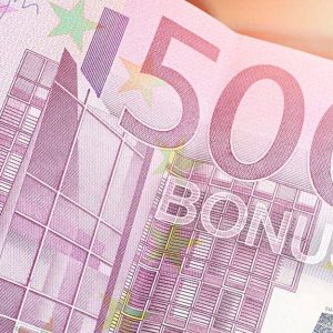 Banconota da 500 Euro con su stampata la parola "bonus"