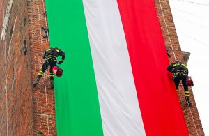 Due Vigili del Fuoco in azione su un'antica torre durante una dimostrazione