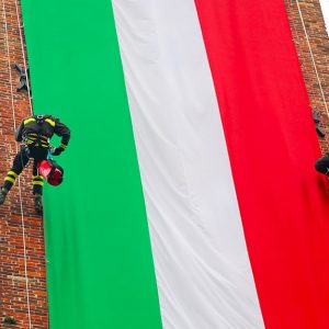 Due Vigili del Fuoco in azione su un'antica torre durante una dimostrazione