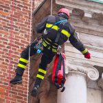 Vigile del Fuoco in azione su edifici parte del patrimonio culturale italiano durante una dimostrazione