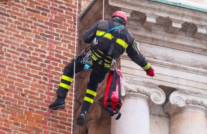 Vigile del Fuoco in azione su edifici parte del patrimonio culturale italiano durante una dimostrazione