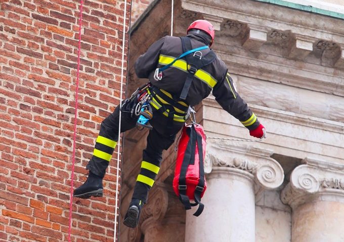 Vigile del Fuoco in azione su edifici parte del patrimonio culturale italiano durante una dimostrazione