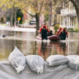 Dei Vigili del Fuoco in azione dopo un'alluvione in una città