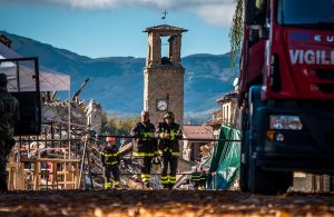 Vigili del Fuoco nel centro di Amatrice, dopo il sisma del 2016