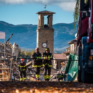 Vigili del Fuoco nel centro di Amatrice, dopo il sisma del 2016