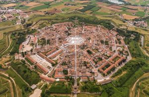 Vista aerea panoramica della città di Palmanova, con la sua peculiare struttura