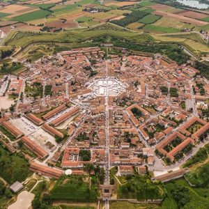 Vista aerea panoramica della città di Palmanova, con la sua peculiare struttura