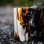 Libro semicarbonizzato con fiamme e fumo