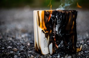 Libro semicarbonizzato con fiamme e fumo