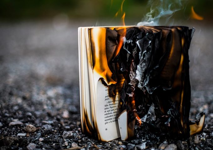 Libro semicarbonizzato con fiamme e fumo
