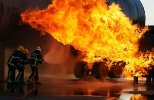 Pompieri aeroportuali intervengono durante l'incendio a un aereo