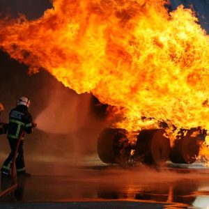 Pompieri aeroportuali intervengono durante l'incendio a un aereo