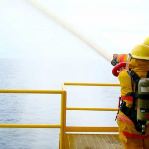 Pompieri del servizio nautico intervengono da un'apposita lancia per un incendio in mare