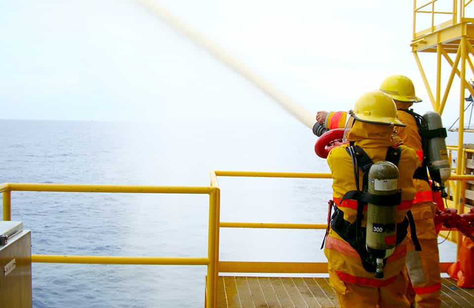 Pompieri del servizio nautico intervengono da un'apposita lancia per un incendio in mare