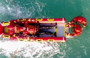 Pompieri in azione di salvataggio su un gommone