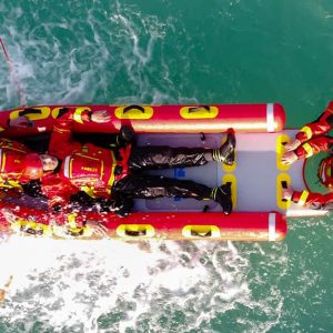 Pompieri in azione di salvataggio su un gommone