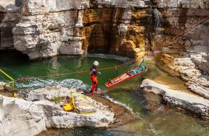 Salvataggio in ambiente fluviale da parte di un pompiere di un nucleo speciale