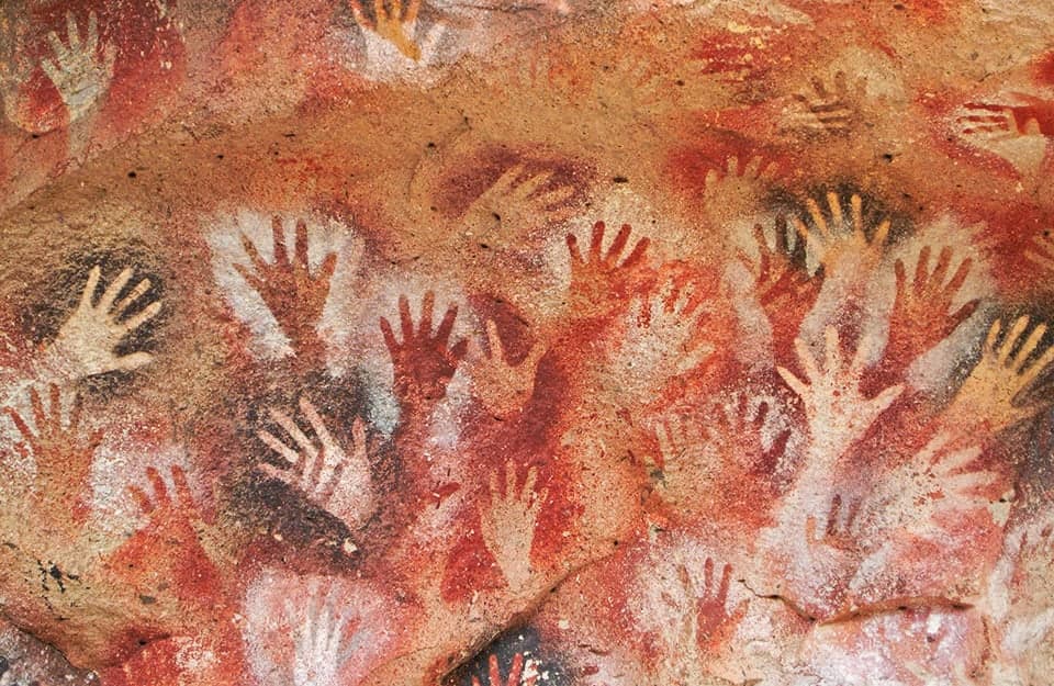 Antichissima pittura rupestre che rappresenta una serie di mani