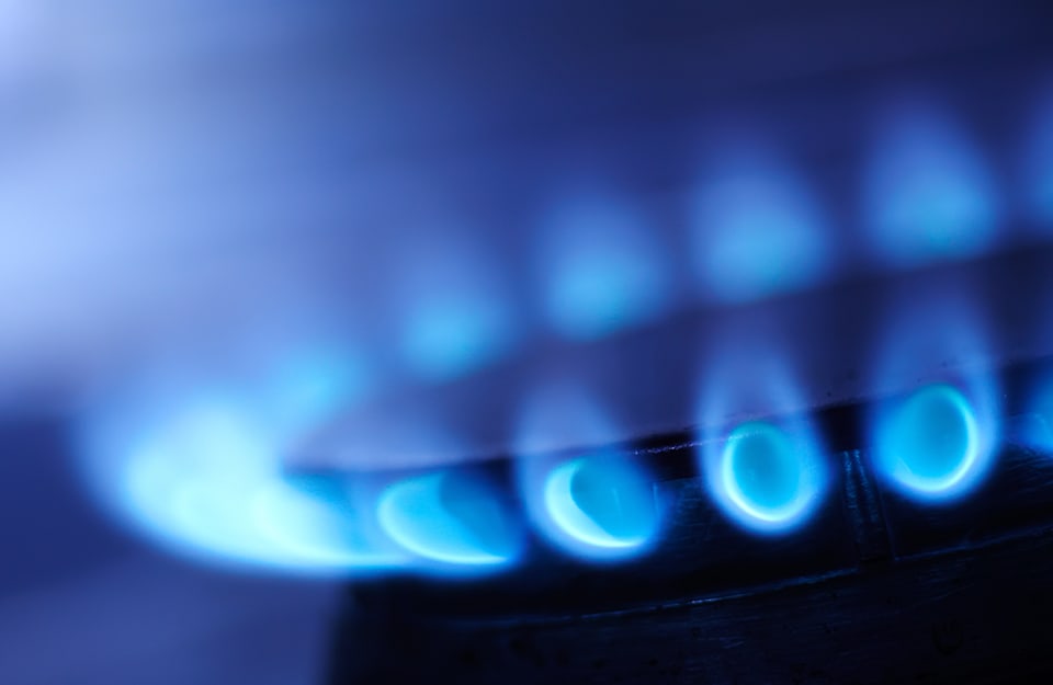 Primo piano sulle fiammelle azzurre di un fornello acceso