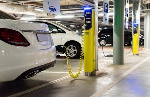 Autorimessa con colonnine per la ricarica di auto elettriche e automobili connesse