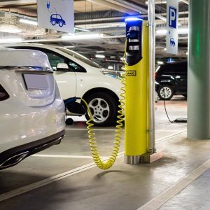 Autorimessa con colonnine per la ricarica di auto elettriche e automobili connesse