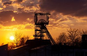 Foto al tramonto di una miniera di carbone abbandonata nella zona del Brennender Berg, in Germania