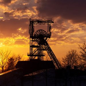 Foto al tramonto di una miniera di carbone abbandonata nella zona del Brennender Berg, in Germania