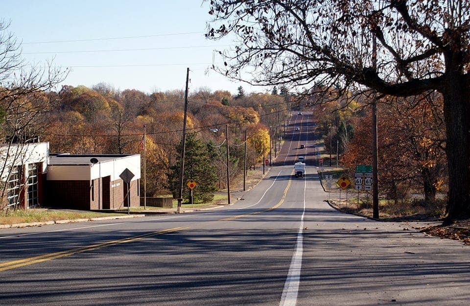 Panorama di una strada della cittadina fantasma di Centralia, in Pennsylvania, abbandonata a partire dagli anni '60