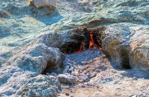 I falò spontanei del Monte Chimera, in Turchia, che appaiono tra le rocce a causa della fuoriuscita di gas naturale