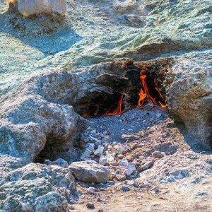 I falò spontanei del Monte Chimera, in Turchia, che appaiono tra le rocce a causa della fuoriuscita di gas naturale