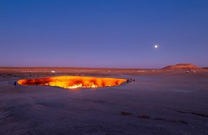 Panorama serale del cratere gassoso Darvaza, in Turkmenistan, in fiamme dal 1971, detto anche “porta dell'inferno”