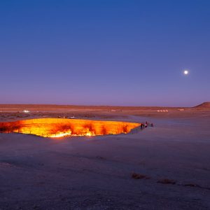 Panorama serale del cratere gassoso Darvaza, in Turkmenistan, in fiamme dal 1971, detto anche “porta dell'inferno”