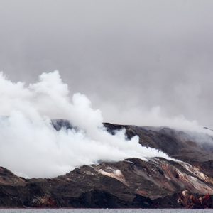 Vista delle “smoking hills”, le colline fumanti del Canada originatesi dall'autocombustione di un deposito di lignite ricco di zolfo