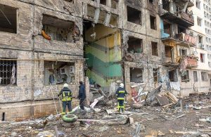 A Kyev, dopo un lancio di missili durante la guerra in Ucraina, due pompieri ucraini intervengono in un palazzo distrutto