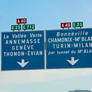 Cartello autostradale francese che indica l'ingresso per il tunnel del Monte Bianco