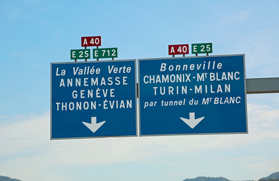 Cartello autostradale francese che indica l'ingresso per il tunnel del Monte Bianco