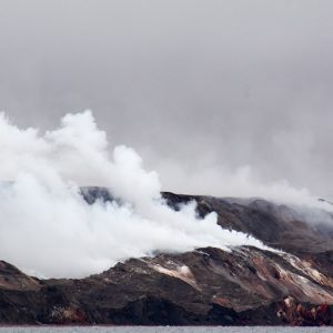 Vista delle “smoking hills”, le colline fumanti del Canada originatesi dall'autocombustione di un deposito di lignite ricco di zolfo