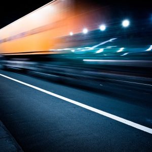 Un camion passa in velocità dentro una galleria: si vede la scia mossa del veicolo che passa