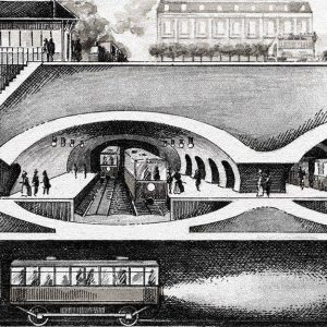 Antico disegno in bianco e nero che illustra la struttura sotterranea e di superficie di una stazione della metropolitana di Parigi del 1900