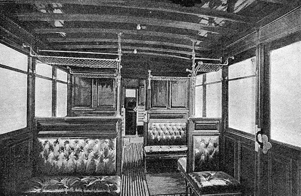 Antica fotografia del 1900 che mostra l'interno di una carrozza di prima classe della metropolitana di Parigi