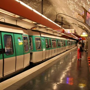 Binario di una stazione della metropolitana di Parigi ai giorni nostri, con treno fermo