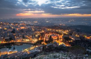 La città di Tivoli illuminata e vista dall'alto, all'alba o al tramonto
